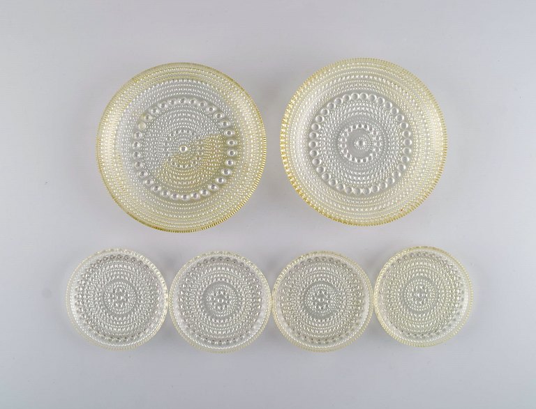 Oiva Toikka for Arabia. To Kastehelmi tallerkener og fire flaskebakker. Finsk kunstglas, 1970