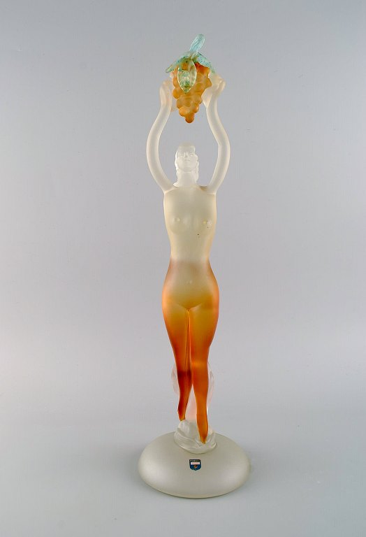Stor og sjælden Murano skulptur i mundblæst kunstglas. Kvinde med druer. 1960