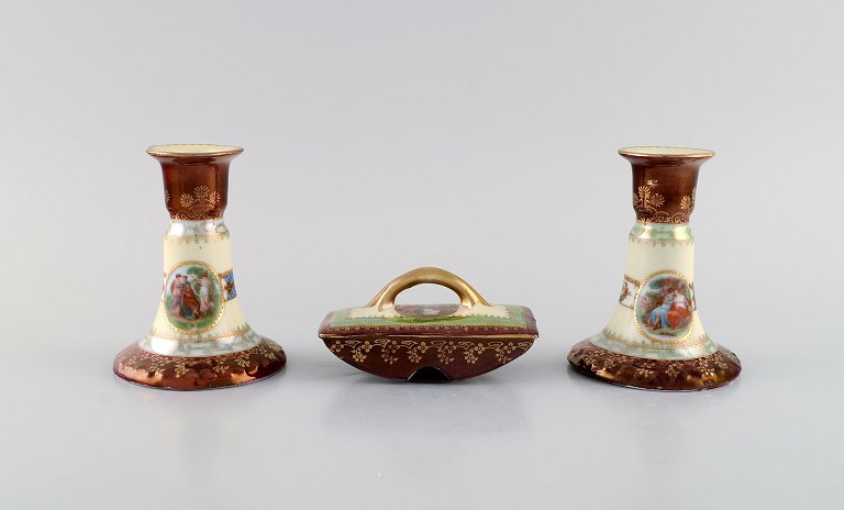 To lysestager og blæksuger i håndmalet porcelæn. Romantiske scener og gulddekoration. Wien, tidligt 1900-tallet.