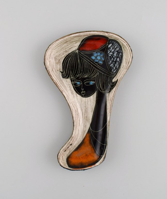 Fidia, Italy. Dish in leather-covered ceramics with hand-painted female portrait. 1960s.