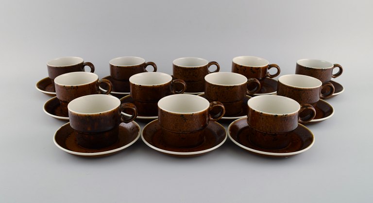 Stig Lindberg for Gustavsberg. Twelve Coq coffee cups with saucers in glazed stoneware. Beautiful glaze in brown shades. Swedish design, 1960s.