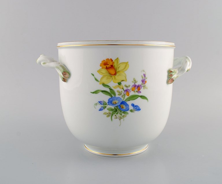 Meissen wine / champagne cooler in hand-painted porcelain with flowers and gold edge. Handles modeled as branches. Early 20th century.