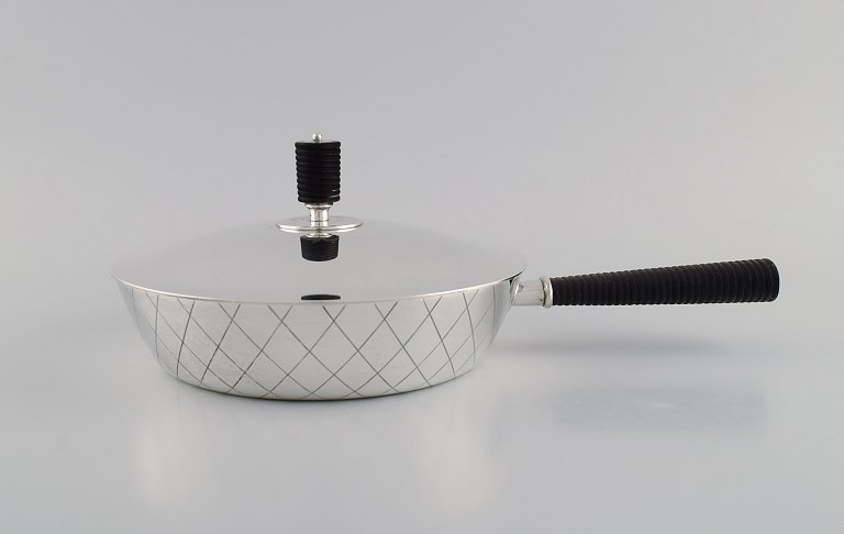 Sigvard Bernadotte for Georg Jensen. Sjælden kasserolle i sterlingsølv med med hank og lågknob i ibenholt. Modelnummer 909C.