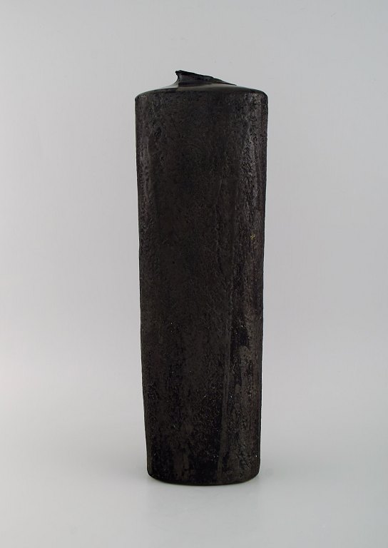 Europæisk studiokeramiker. Stor unika vase i glaseret stentøj. Smuk glasur i sorte og metalliske nuancer. 1960/70