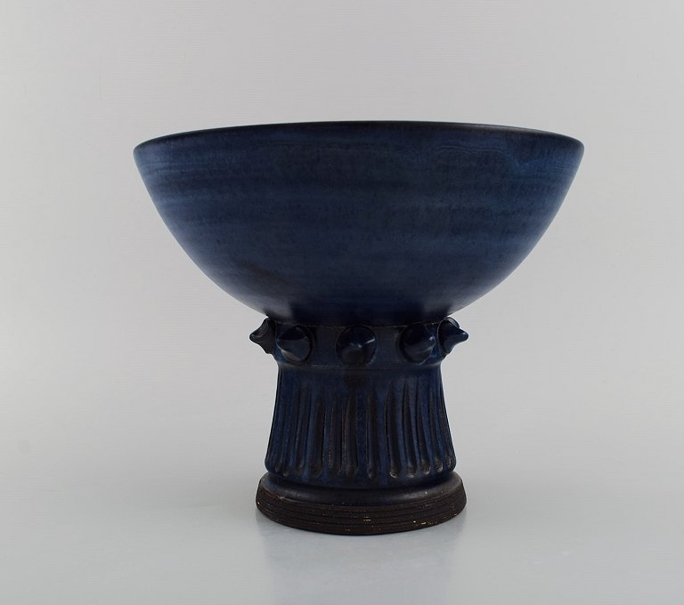 Irma Yourstone (1911-1988), Sverige. Skål på fod i glaseret stentøj. Smuk glasur i dybe blå nuancer. 1960