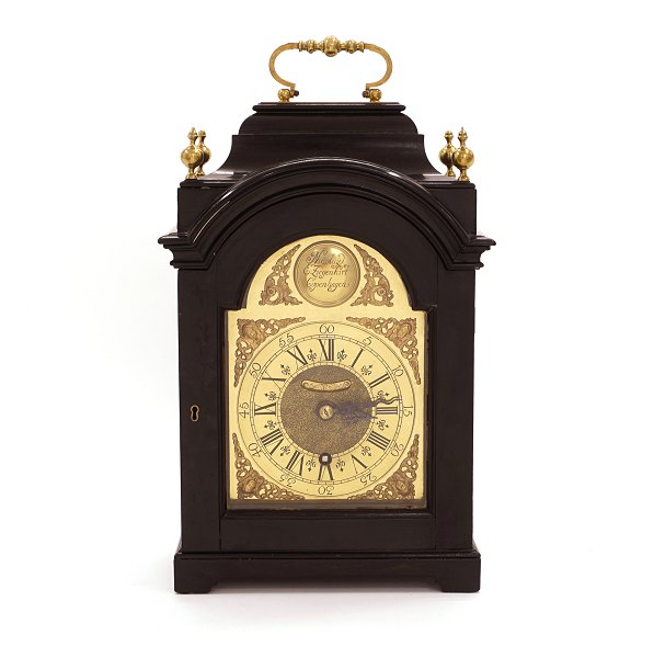 Danish mid 18th century bracket clock by Nicolay e. Ziegenhirt, Copenhagen, circa 1740. H: 45cm. W: 25cm. D: 15cm