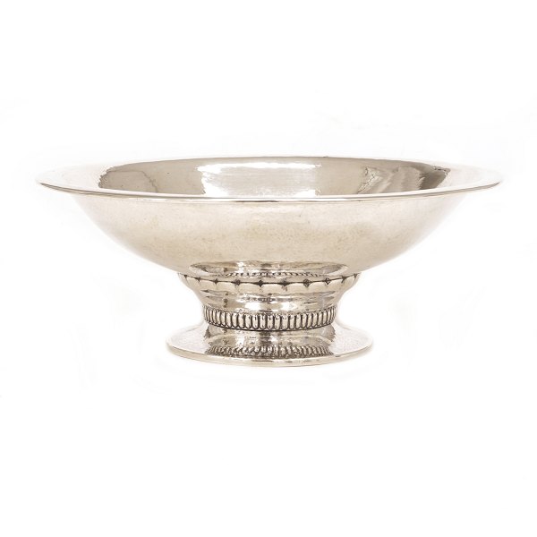 Stor Art Deco sølvskål udført af Fritz Heimbürger, København. Dateret 1926. H: 10cm. D: 25,5cm. V: 448gr