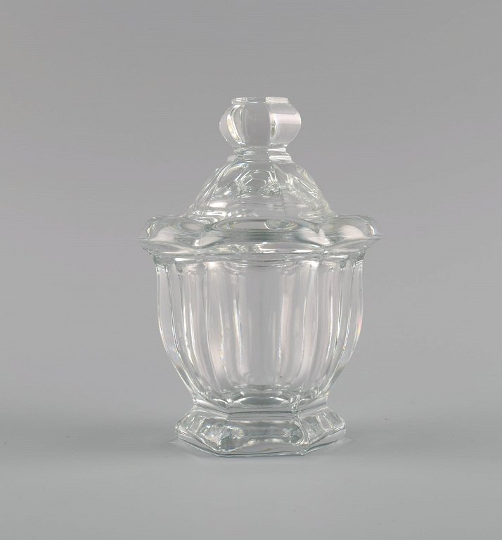 Baccarat, France. Art deco lidded jar in clear art glass. 1930s / 40s.