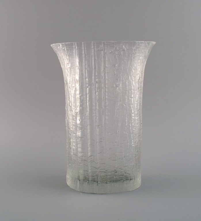Timo Sarpaneva for Iittala. Vase in clear mouth blown art glass. Finnish design, 1960s.
