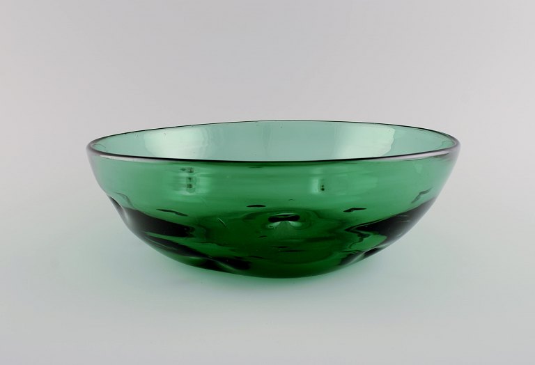 Skandinavisk glaskunstner. Unika skål i grønt mundblæst kunstglas. Midt 1900-tallet.