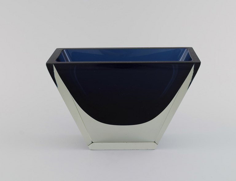 Harry Moilanen (1931-1991) for Nuutajärvi Notsjö. Vase i mørkeblåt og klart mundblæst kunstglas. Finsk design. Dateret 1963. 