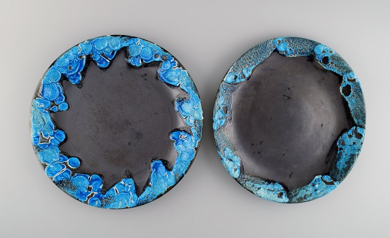 French ceramist. Two round serving dishes in glazed stoneware. Beautiful glaze in azure shades. Unique, high-quality ceramics. Mid-20th century.