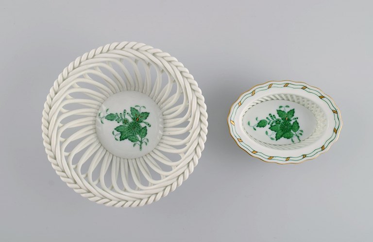 To Herend skåle i gennembrudt porcelæn med håndmalede blomster og gulddekoration. Midt 1900-tallet.