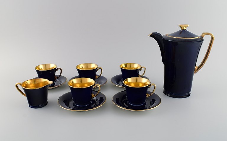 Crown Devon, England. Art deco coffee service for five people in navy blue porcelain, gilded inside. 1930s.