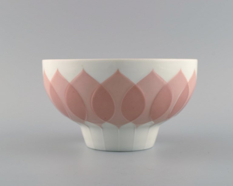 Bjørn Wiinblad for Rosenthal. Lotus porcelænsservice. Skål dekoreret med lyserøde lotusblade. 1980