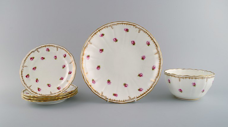 Mintons, England. Fad, skål og fire tallerkener i håndmalet porcelæn. Lyserøde roser og gulddekoration. 1920/30