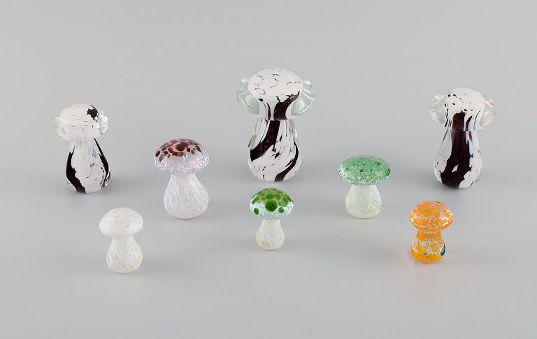 Smålandshyttan, Sweden. Eight mushrooms in mouth-blown art glass. 1960s / 70s.