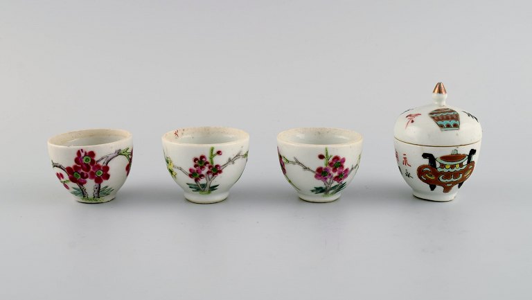 Antik kinesisk lågkrukke og tre kopper i håndmalet porcelæn med blomster. 1800-tallet.