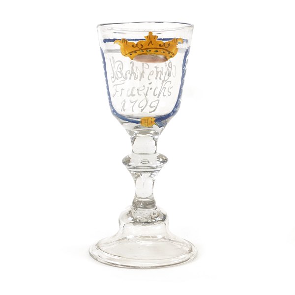 Bøhmisk glas med emaljedekoration. Med inskription "Behrend Frueichs 1799" og "Mir wohl". H: 15cm