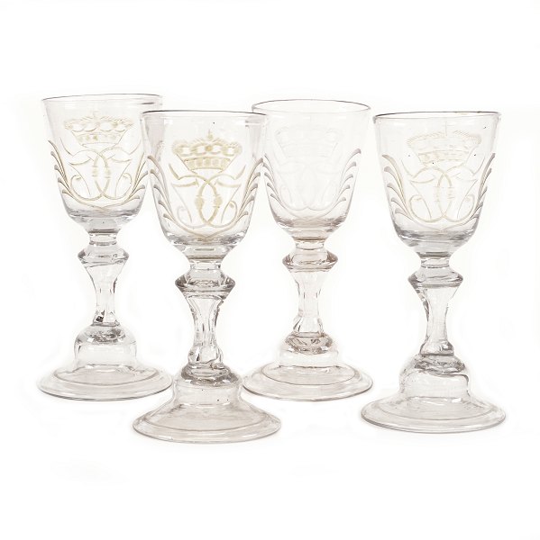 Glas, hessisk type, med kronede og delvist forgyldte monogrammer "C7". Ca. år 1770. H: 15cm