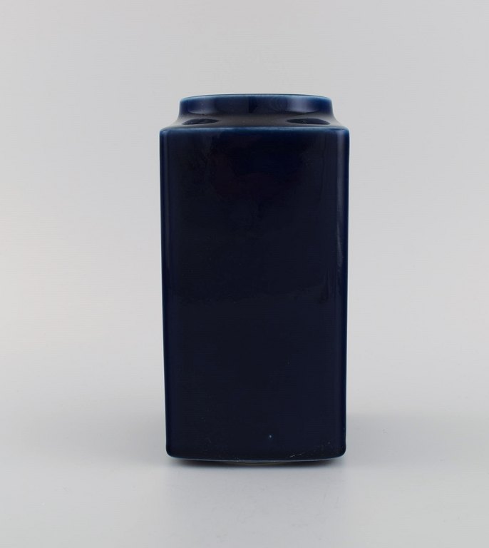 Arabia, Finland. Vase i glaseret porcelæn. Smuk glasur i dybe blå nuancer. 1940/50