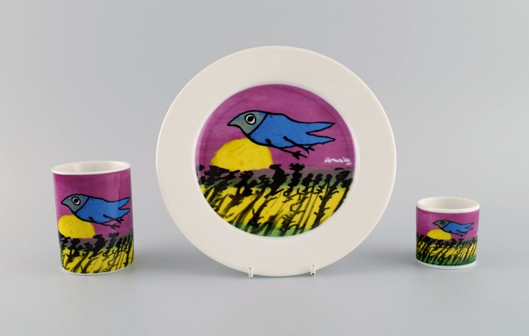 Corneille (Guillaume Cornelis van Beverloo), Hollandsk CoBrA kunstner (1922-2010). Kaffekop, tallerken og æggebæger i porcelæn dekoreret med fugle over mark med solopgang. 1980/90