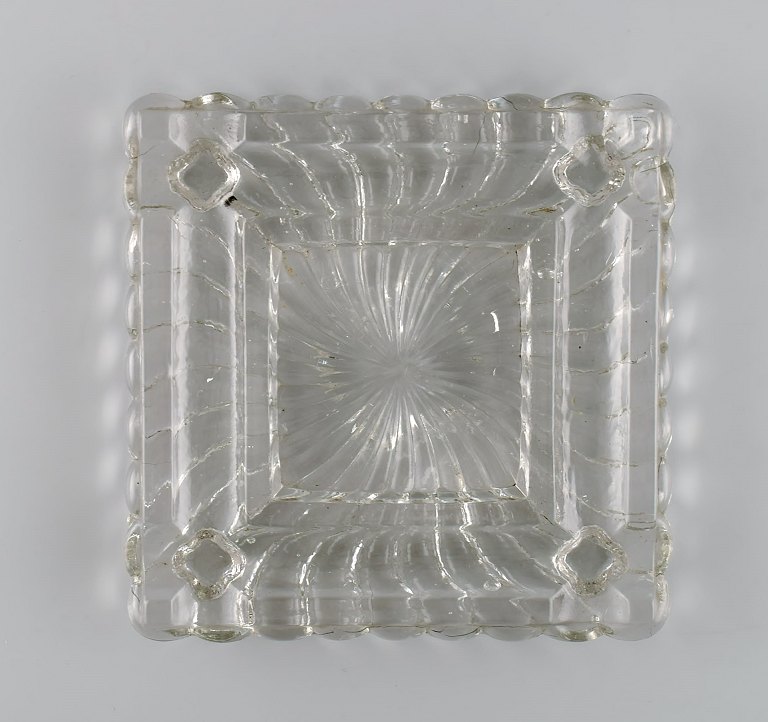 Baccarat, Frankrig. Kvadratisk art deco skål / fad i klart kunstglas. 1930/40