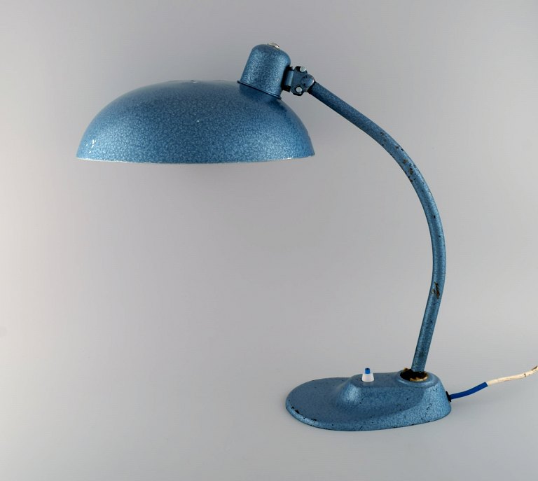 Stor justerbar arbejdslampe i original turkis hammerlak. Industrielt design, midt 1900-tallet.