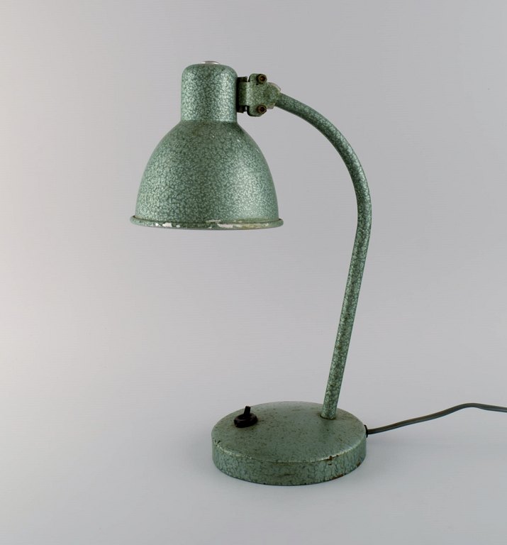 Justerbar skrivebordslampe i original mintgrøn hammerlak. Industrielt design, midt 1900-tallet.