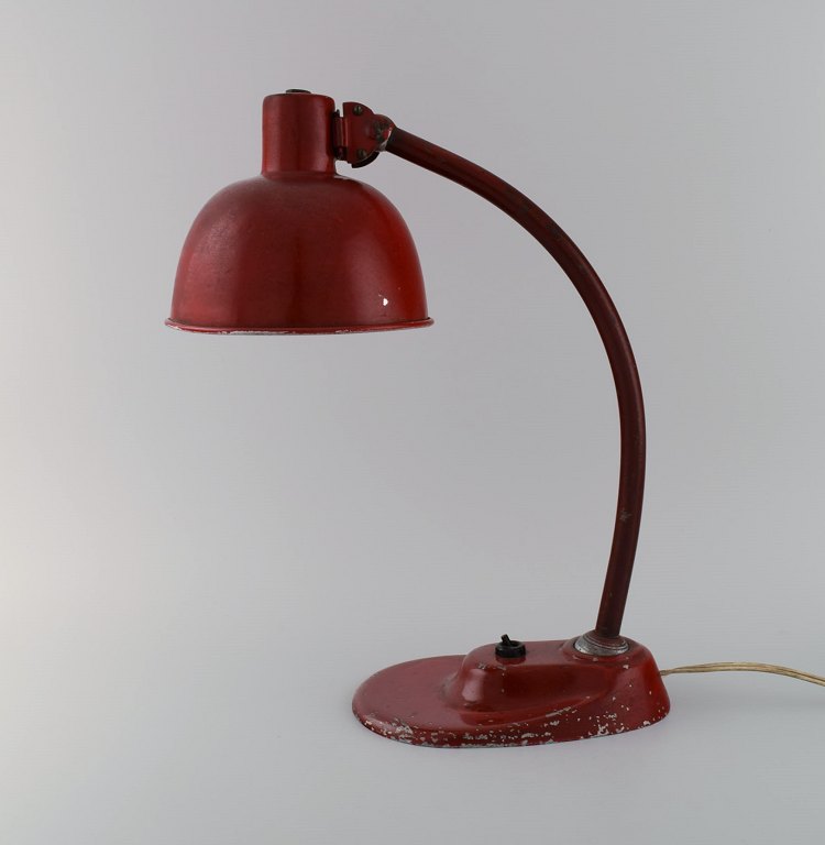 Justerbar arbejdslampe i original rød lak. Industrielt design, midt 1900-tallet.