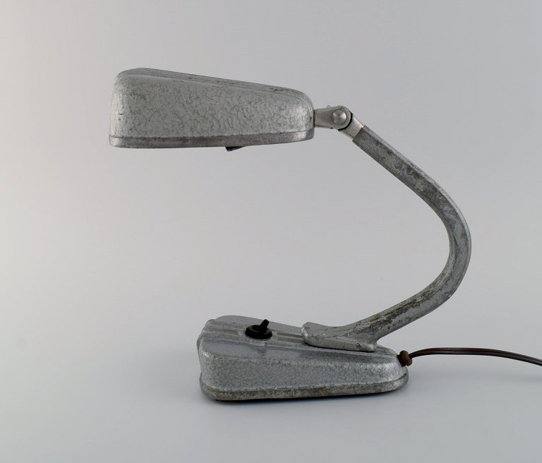 Sjælden art deco skrivebordslampe i original metallisk hammerlak. Industrielt design, midt 1900-tallet.