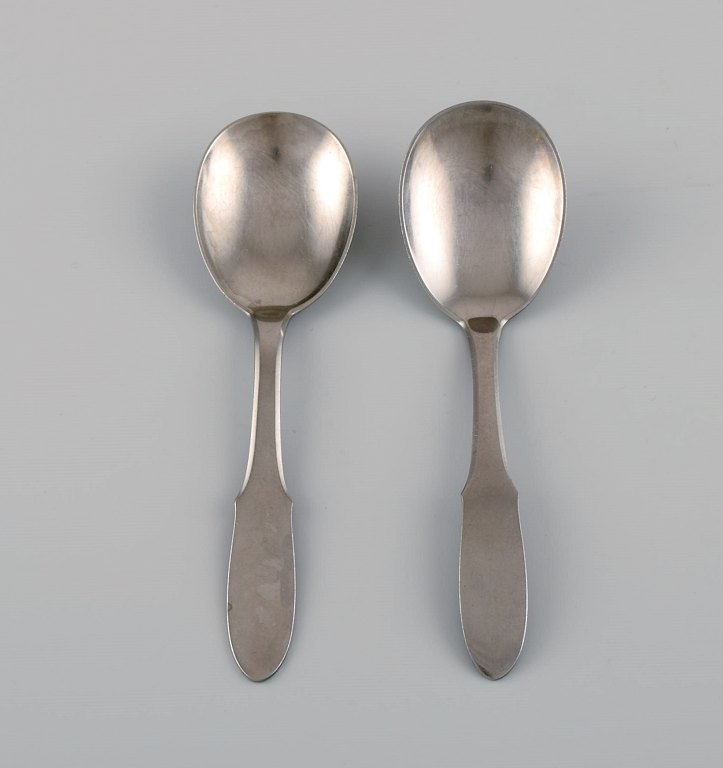 Gundorph Albertus for Georg Jensen. To Mitra marmeladeskeer i rustfrit stål. 1970