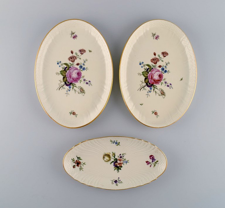 Tre Royal Copenhagen Frijsenborg fade i håndmalet porcelæn med blomster og guldkant. 1950
