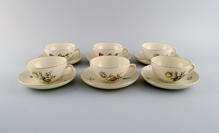 Six Royal Copenhagen Frijsenborg teacups with saucers in hand-painted porcelain with flowers and gold edge. 1950s.