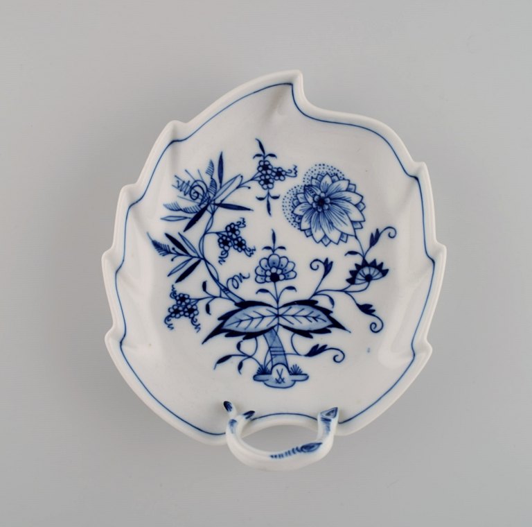 Leaf-shaped Meissen Blue Onion dish in hand-painted porcelain. Early 20th century.
