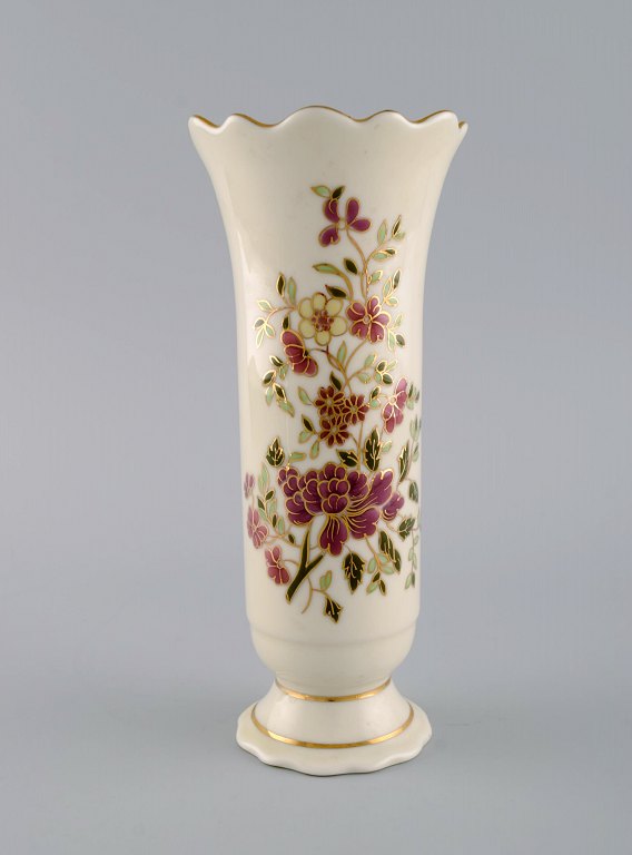 Zsolnay vase i cremefarvet porcelæn med håndmalede blomster og gulddekoration. Sent 1900-tallet.