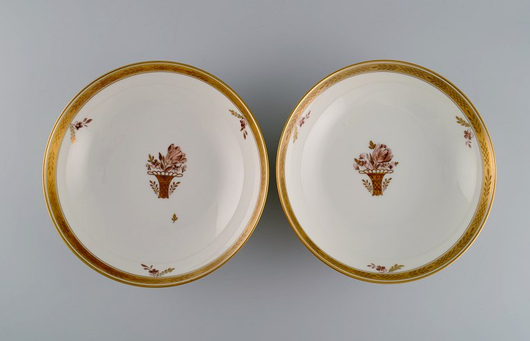 To Royal Copenhagen Guldkurv skåle i håndmalet porcelæn med blomster og gulddekoration. 1960