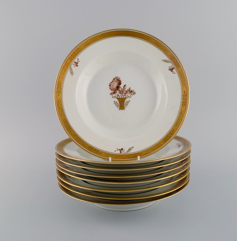 Otte Royal Copenhagen Guldkurv dybe tallerkener i håndmalet porcelæn med blomster og gulddekoration. 1960