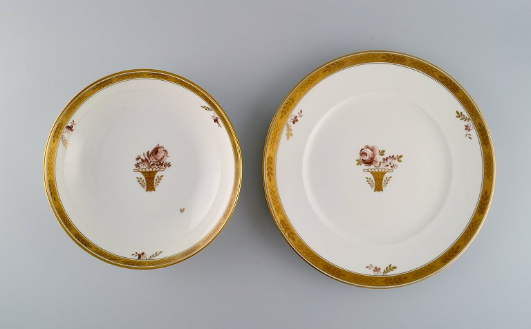 Royal Copenhagen Guldkurv skål og fad i håndmalet porcelæn med blomster og gulddekoration. 1960