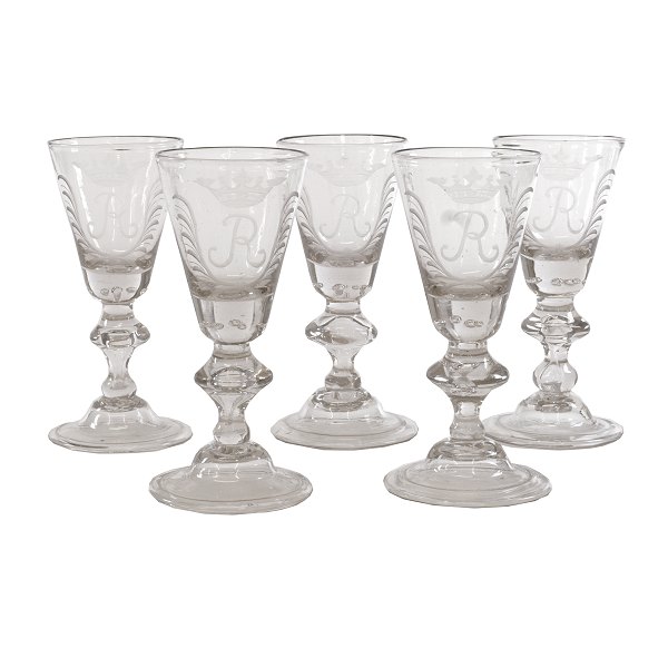 Sæt på fem glas af "Hessisk type" graveret med kronet "R". I bunden af kuppa syv bobler. Satsen er lysere i virkeligheden. Alle glas i god stand. H: 15,5cm
