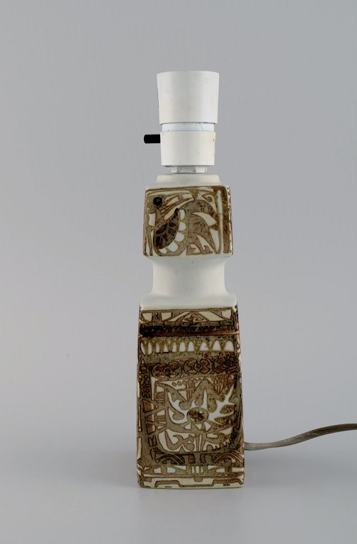 Nils Thorsson og Johanne Gerber for Aluminia, Royal Copenhagen.  Baca bordlampe med mønstret glasur i sand og lyse brune nuancer. 1960/70