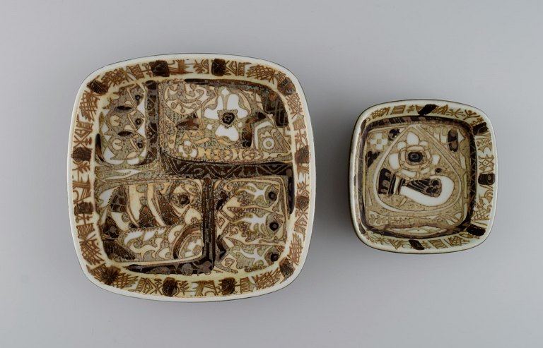 Nils Thorsson og Johanne Gerber for Aluminia, Royal Copenhagen. To kvadratiske Baca fade dekoreret med fisk og fugle, mønstret glasur i sand og lyse brune nuancer. 1960/70