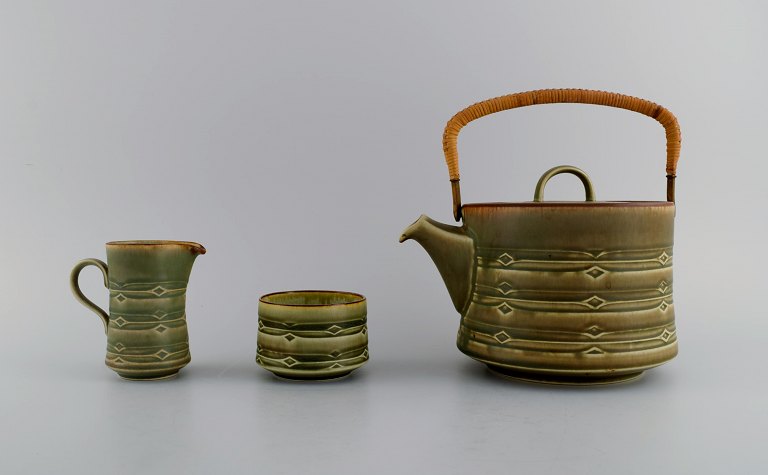 Jens H. Quistgaard (1919-2008) for Bing & Grøndahl. Rune tekande med flettet hank, sukkerskål og flødekande i glaseret stentøj. 1960/70