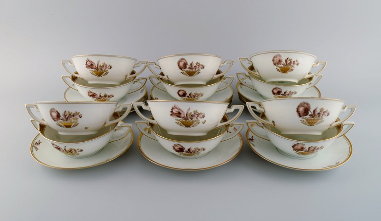 Tolv Royal Copenhagen Guldkurv bouillonkopper med underkopper. Modelnummer 595/9571. Dateret 1889-1922.