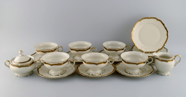 KPM, Berlin. Royal Ivory teservice i cremefarvet porcelæn med gulddekoration til seks personer. 1920