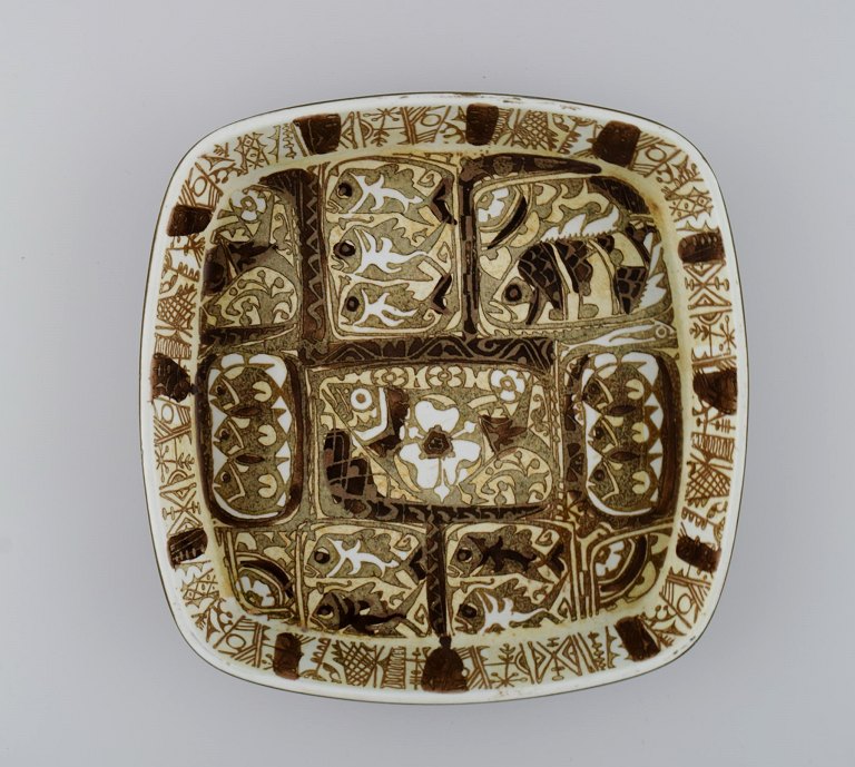 Nils Thorsson and Johanne Gerber for Aluminia, Royal Copenhagen. Square Baca dish decorated with fish, patterned glaze in sand and light brown shades. 1960/70s.