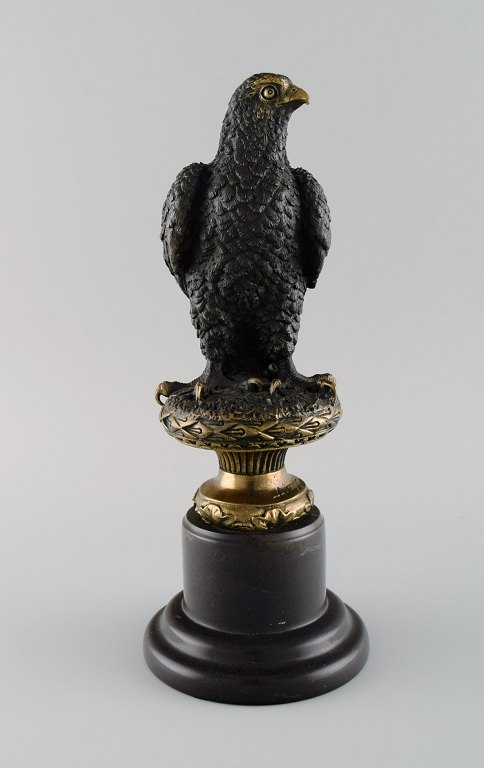 Archibald Thorburn (1860-1935), Scotland. Bird of prey in solid bronze on black marble base. Early 20th century.