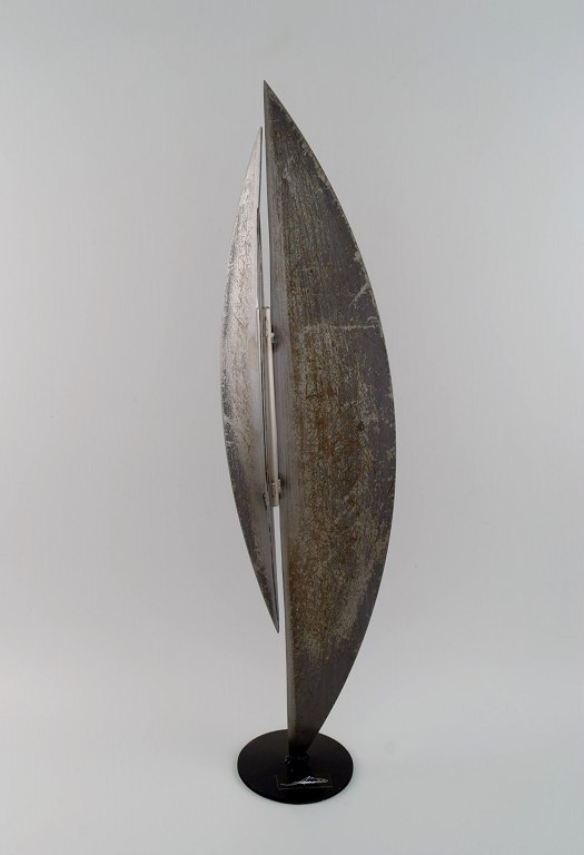 Andreas Brüggemann (f. 1983), tysk upcycling samtidskunstner. Kolossal skulptur i stål. "Space fragment". Dateret 2021.