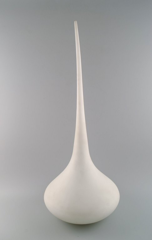 Kolossal dråbeformet Murano vase i mat hvidt mundblæst kunstglas. Limited edition 35/300. Italiensk design, sent 1900-tallet.