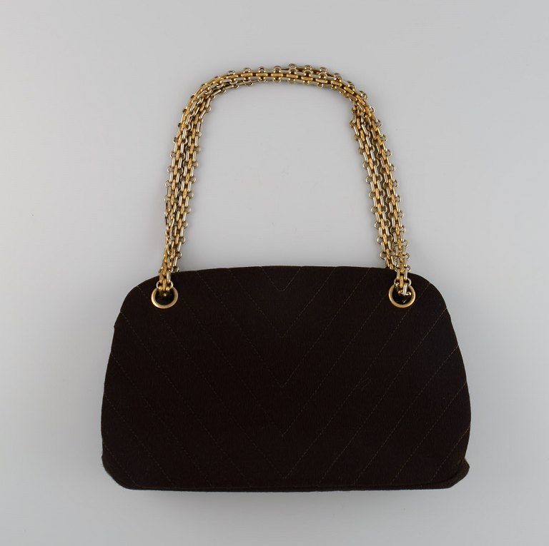 Vintage Chanel bag in brown velvet. Interior red velvet. Patterned seams. French design, 1960s.